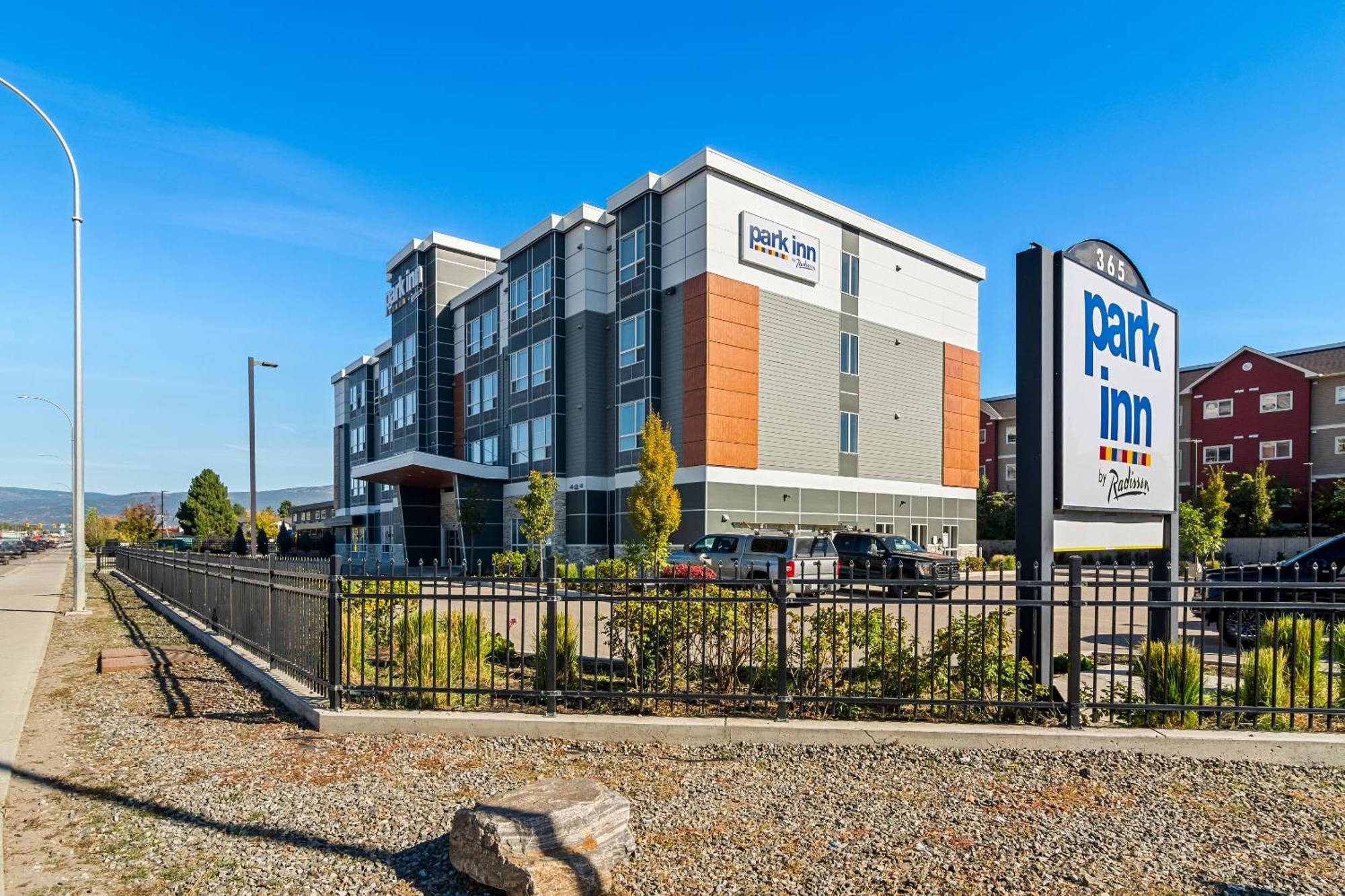 Park Inn By Radisson, Kelowna Dış mekan fotoğraf
